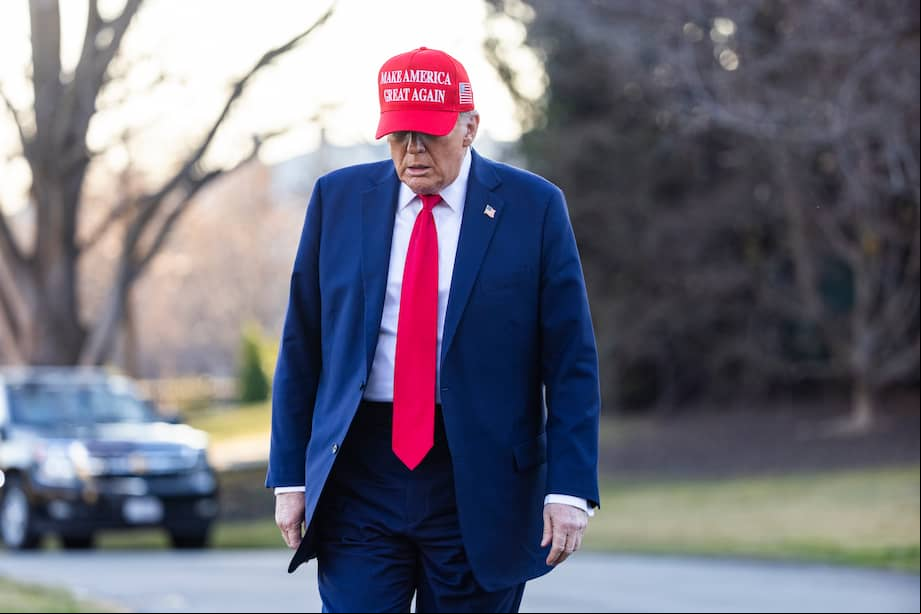 El presidente de Estados Unidos, Donald Trump, se prepara para hablar con los medios sobre su reunión con el presidente ucraniano, Volodímir Zelenski