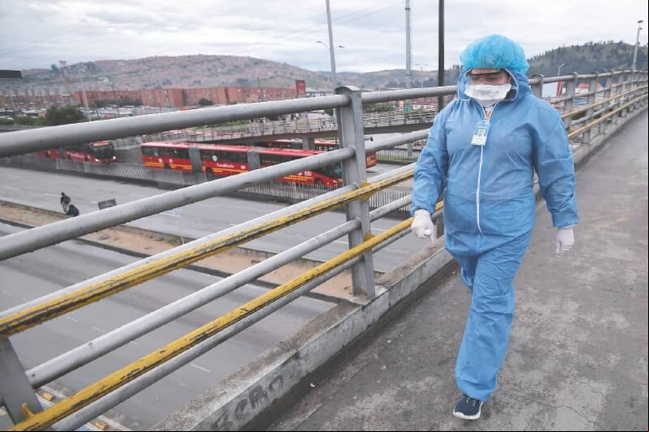 Usar bata blanca y tapabocas en la calle se ha convertido en motivo de estigmas para el personal de la salud en el país y en todo el mundo. / Mauricio Alvarado
