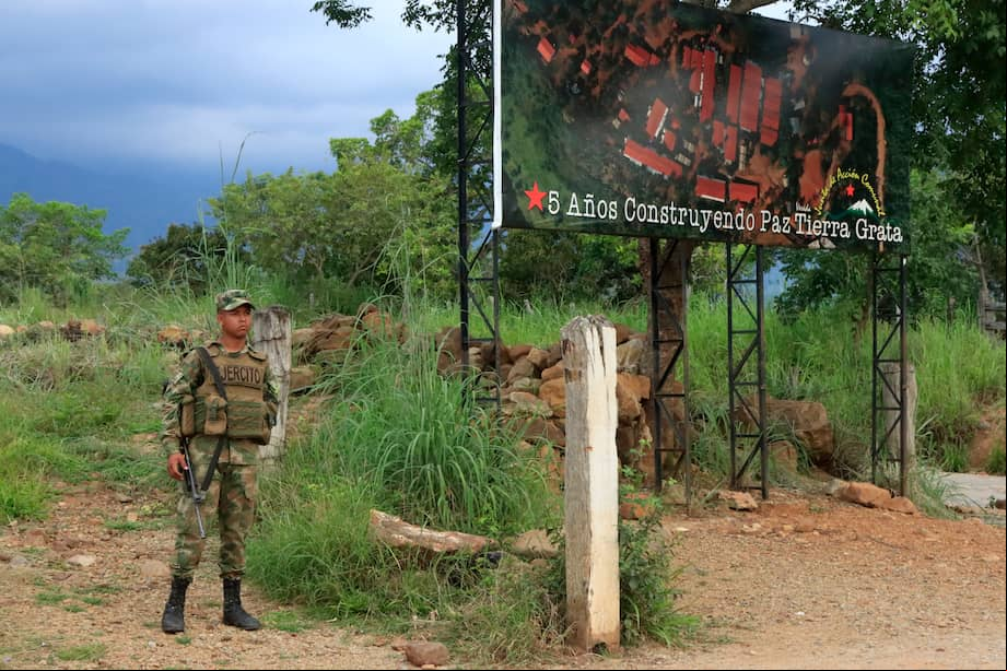 En el volumen podrá leer la historia del conflicto colombiano a partir de voces de víctimas, expresidentes, congresistas, antiguos comisionados de paz y actores de todas las orillas de la guerra. EFE/ Ricardo Maldonado Rozo