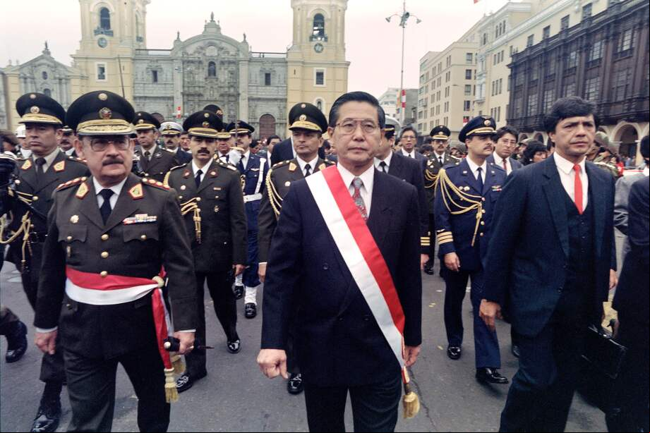 El presidente peruano Alberto Fujimori mientras encabezaba a los comandantes de las fuerzas armadas durante una ceremonia militar en Lima el 28 de julio de 1991.