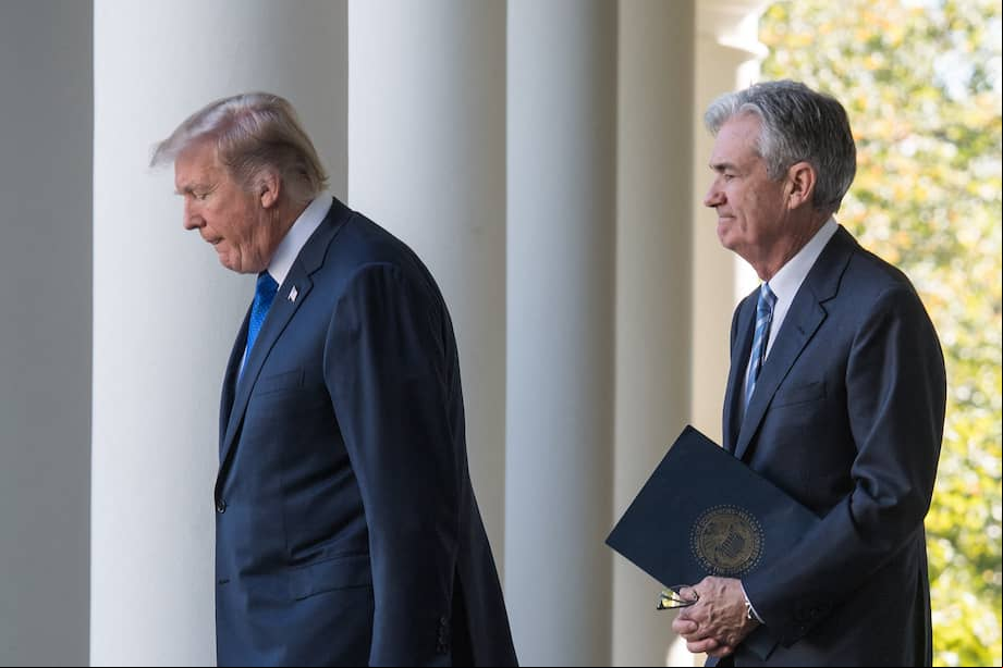 Donald Trump, presidente de EE. UU., y Jerome Powell, presidente de la Reserva Federal (Fed). Para los analistas, los empleadores acumulan mano de obra hasta ver el alcance de los aranceles. NICHOLAS KAMM / AFP