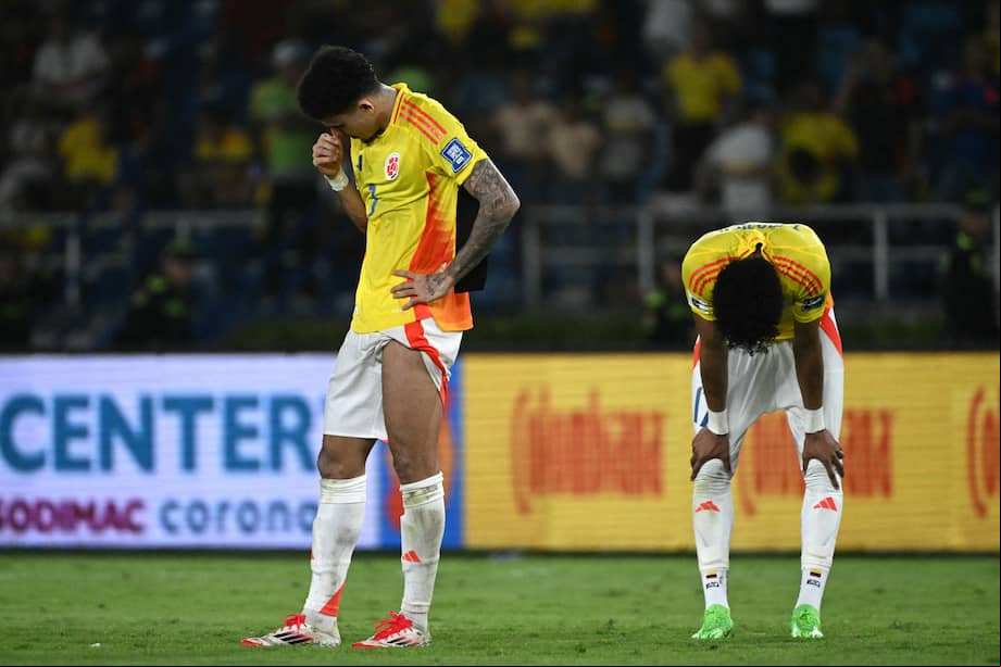 El delantero colombiano #7 Luis Díaz y su compañero defensor #17 Johan Mojica reaccionan después del partido de fútbol de las eliminatorias sudamericanas de la Copa Mundial de la FIFA 2026 entre Colombia y Paraguay en el estadio Metropolitano Roberto Meléndez en Barranquilla, Colombia, el 25 de marzo de 2025.
