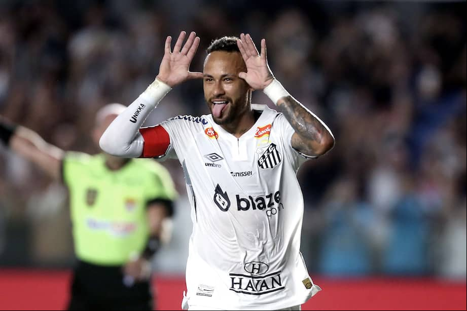 Neymar de Santos celebra un gol este domingo, durante un partido del Campeonto Paulista entre Santos y Água Santa, en el Estadio Urbano Caldeira en Santos (Brasil).