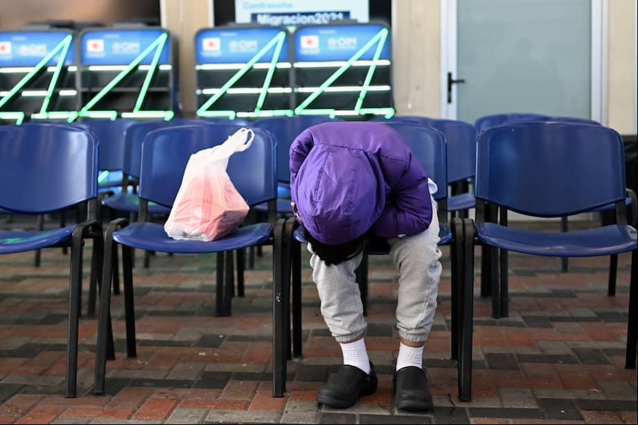 Un hombre de Guatemala deportado por Estados Unidos espera en una sala de Ciudad de Guatemala.
