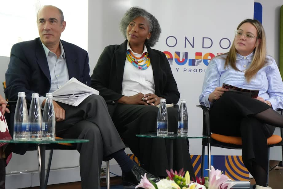 Aunque con más obstáculos y brechas, las mujeres logran índices de rendimiento similares a los hombres cuando dirigen empresas.
