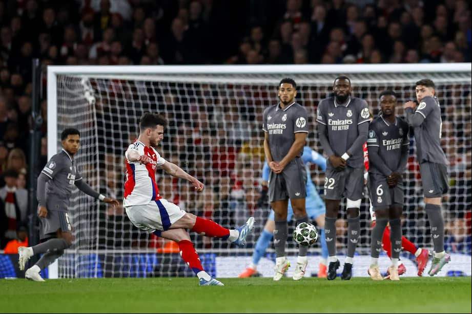 Declan Rice del Arsenal (izq.) lanza un tiro libre para marcar el gol 1-0 durante el partido de ida de los cuartos de final de la Liga de Campeones de la UEFA entre el Arsenal FC y el Real Madrid en Londres, Gran Bretaña, el 8 de abril de 2025.
