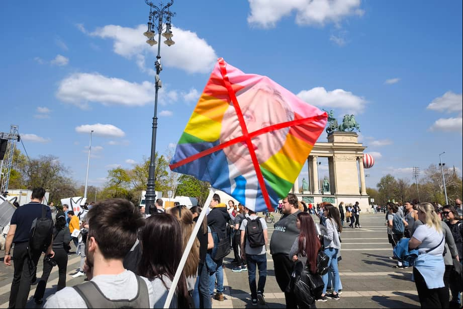BUDAPEST (HUNGRÍA), 12/04/2025.- Miles de húngaros defendieron la diversidad y la democracia liberal frente a las políticas del Gobierno ultranacionalista de Viktor Orbán y su reforma legal que prohíbe en la práctica la marcha del orgullo LGTBQI+. Orbán, prohíbe la bandera arcoíris en edificios públicos. ¿Cómo respondió el alcalde de Budapest?