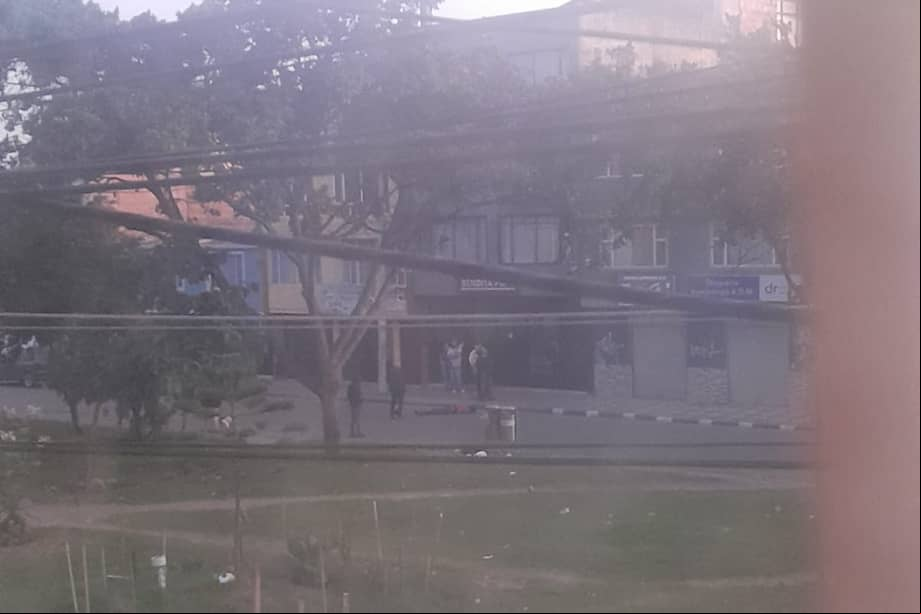El presunto ladrón murió en la calle tras recibir el disparo del escolta.