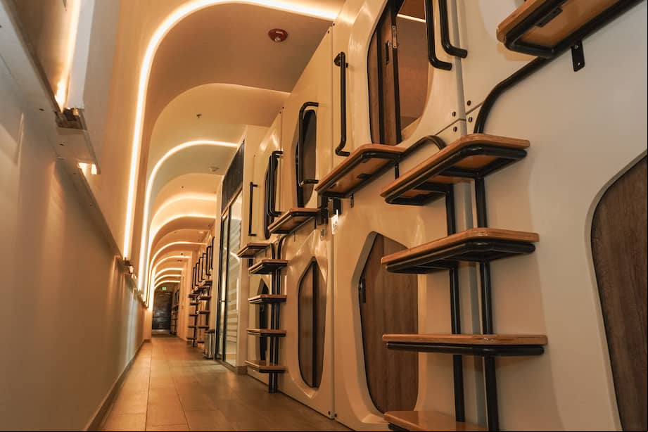 El concepto de Sleep Oasis representa una evolución sofisticada de los tradicionales sleeping pods japoneses.