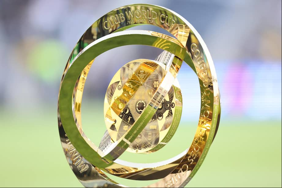 El trofeo de la Copa del Mundo de Clubes FIFA se muestra antes del comienzo del partido de este Mundial de Fútbol entre Los Angeles FC y Club America en el BMO Stadium de Los Angeles, California.