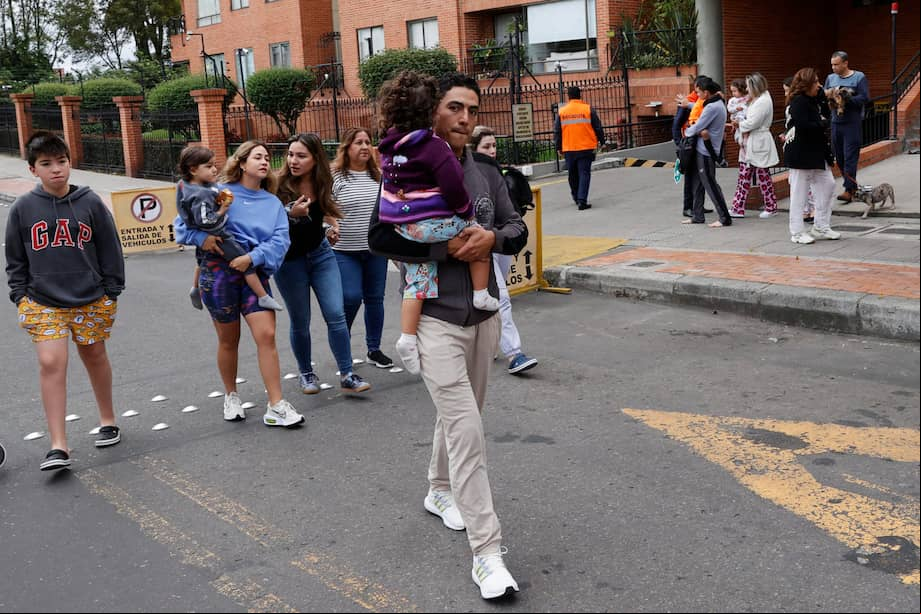 Imágenes durante la evacuación de varios edificios en Bogotá tras el sismo que se presentó este domingo.