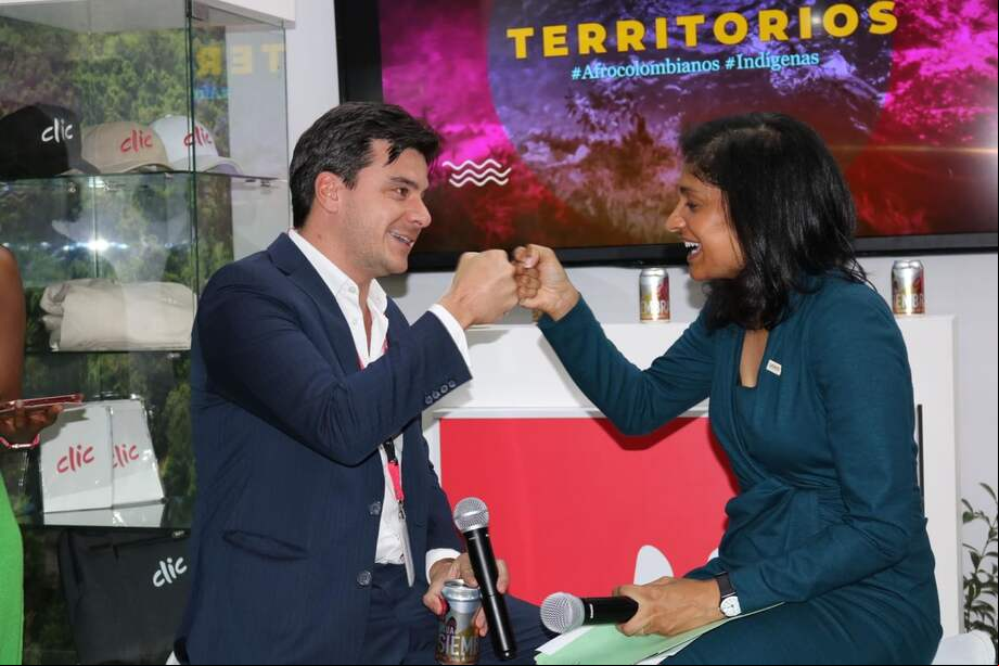 Los directores de Clic Air y Usaid celebran el proyecto que le apuesta a la justicia social de indígenas y grupos afro en Colombia.