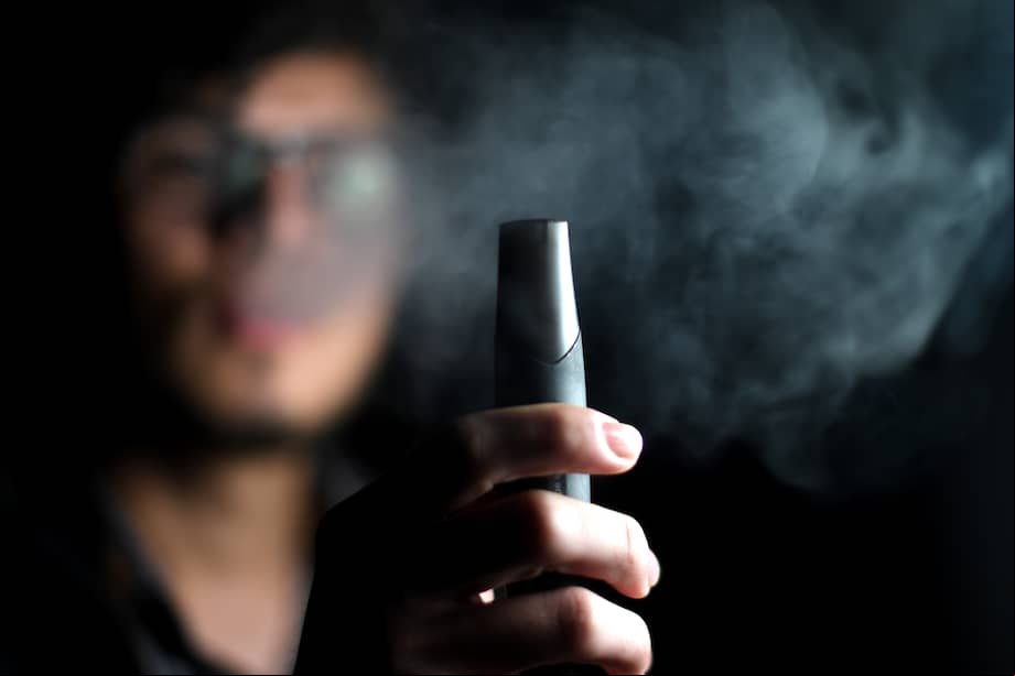 Vapeadores o cigarrillos electrónicos.