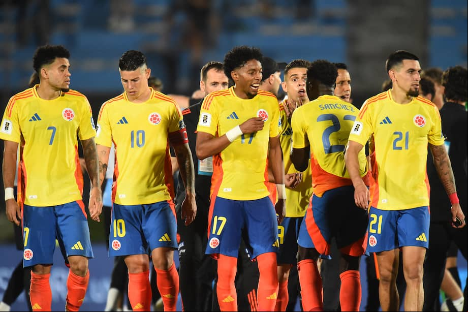 Los jugadores de Colombia reaccionan después de perder el partido de fútbol de las eliminatorias sudamericanas de la Copa Mundial de la FIFA 2026 entre Uruguay y Colombia en el estadio Centenario de Montevideo el 15 de noviembre de 2024.