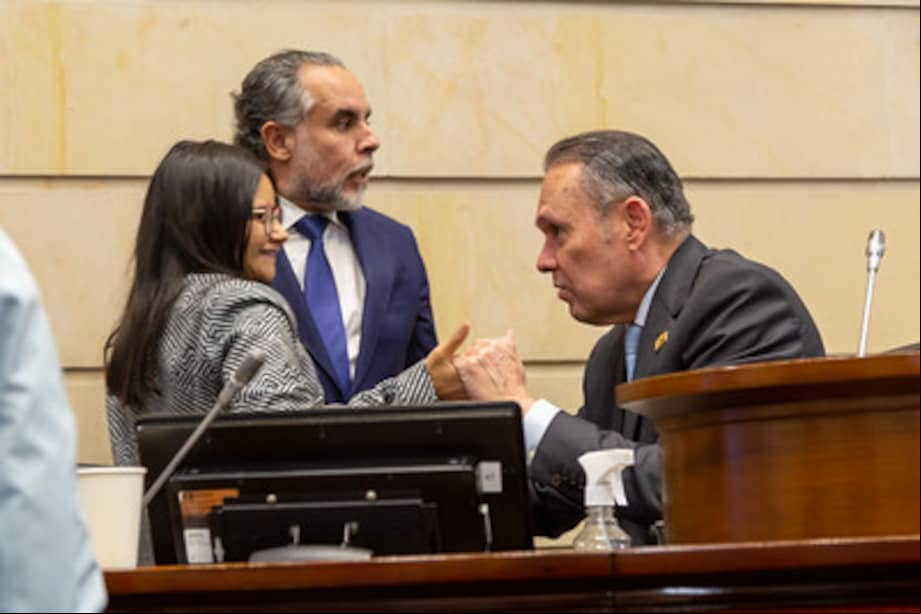 Armando Benedetti y Angie Rodríguez, ministro del Interior y directora del Dapre, con el presidente del Senado, Efraín Cepeda.
