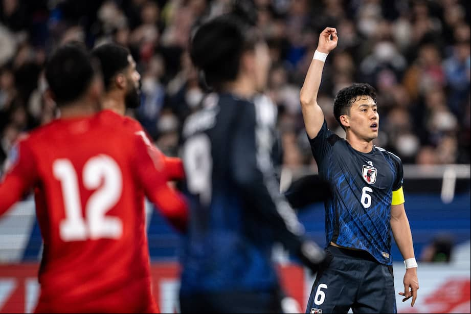 Wataru Endo celebra de clasificación de Japón a la Copa Mundial de la FIFA 2026 ante Bahréin.