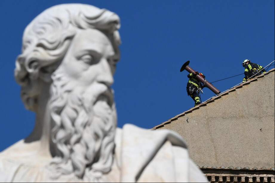 Técnicos instalaron una chimenea en el techo de la Capilla Sixtina para el cónclave que comenzará el próximo miércoles. EFE/ETTORE FERRARI