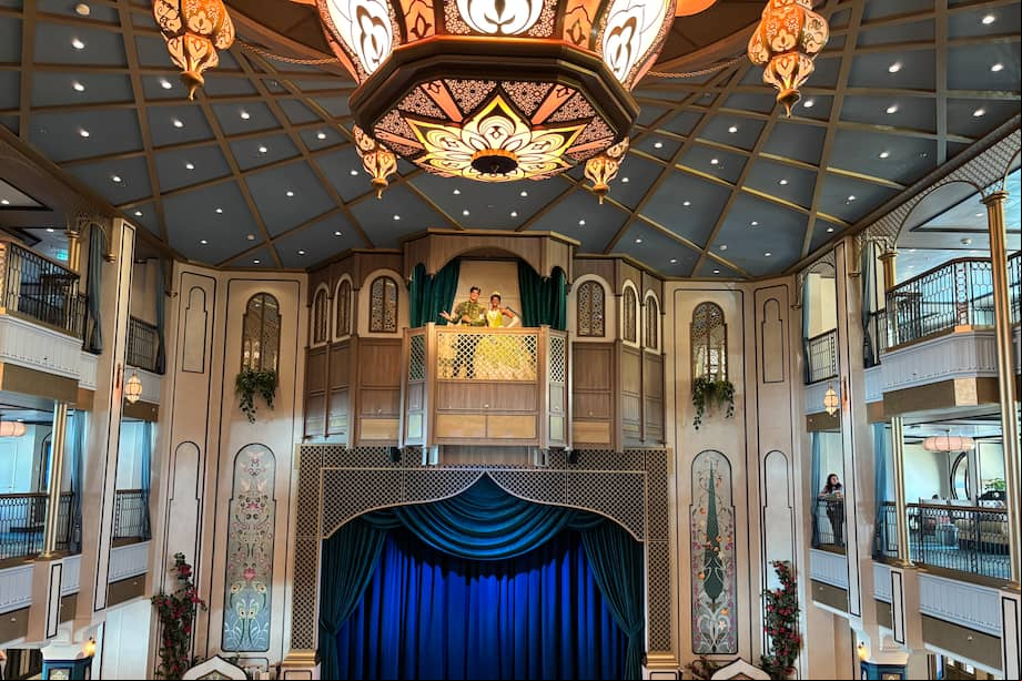 El Gran Salón encarna el tema de aventura del barco y se basa en influencias del mundo real de Asia y África, así como de la encantadora tierra de Agrabah de la película de Walt Disney Animation Studios, "Aladdín".
