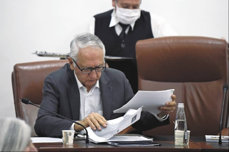 El ministro Guillermo Alfonso Jaramillo aprobó la extensión de dos intervenciones de EPS en Colombia.