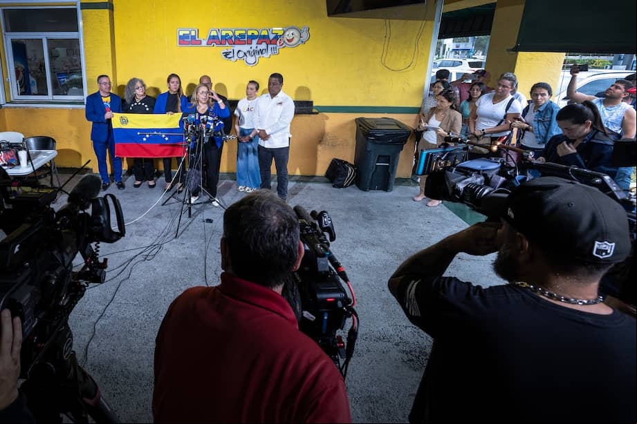 Algunos venezolanos en Estados Unidos se manifestaron contra la eliminación de la protección temporal.