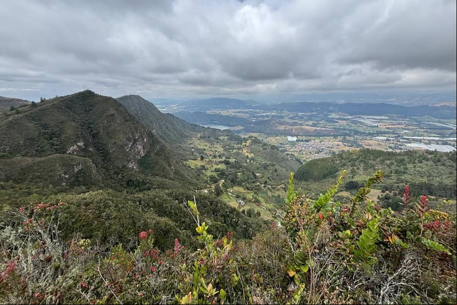 Panorámica desde la cumbre del cerro Las Tres Viejas, ubicado en Sesquilé, Cundinamarca.
