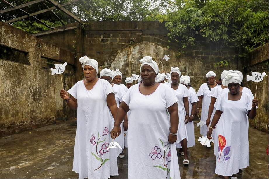 Las cantadoras de Pogue participan en la conmemoración de los 22 años de la masacre de Bojayá.