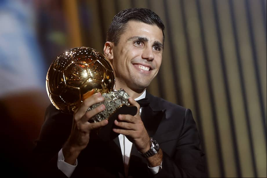 Paris (), 28/10/2024.- Manchester City and Spain midfielder Rodri wins the Men's Ballon d'Or 2024 at the Ballon d'Or 2024 ceremony at the Theatre du Chatelet in Paris, , 28 October 2024. (Francia, España) EFE/EPA/MOHAMMED BADRA