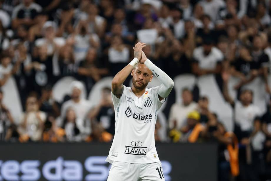 Neymar de Santos se despide al ser sustituido este miércoles, en un partido del Campeonato Paulista entre Corinthians y Santos en el estadio Neo Química Arena en Sao Paulo (Brasil).