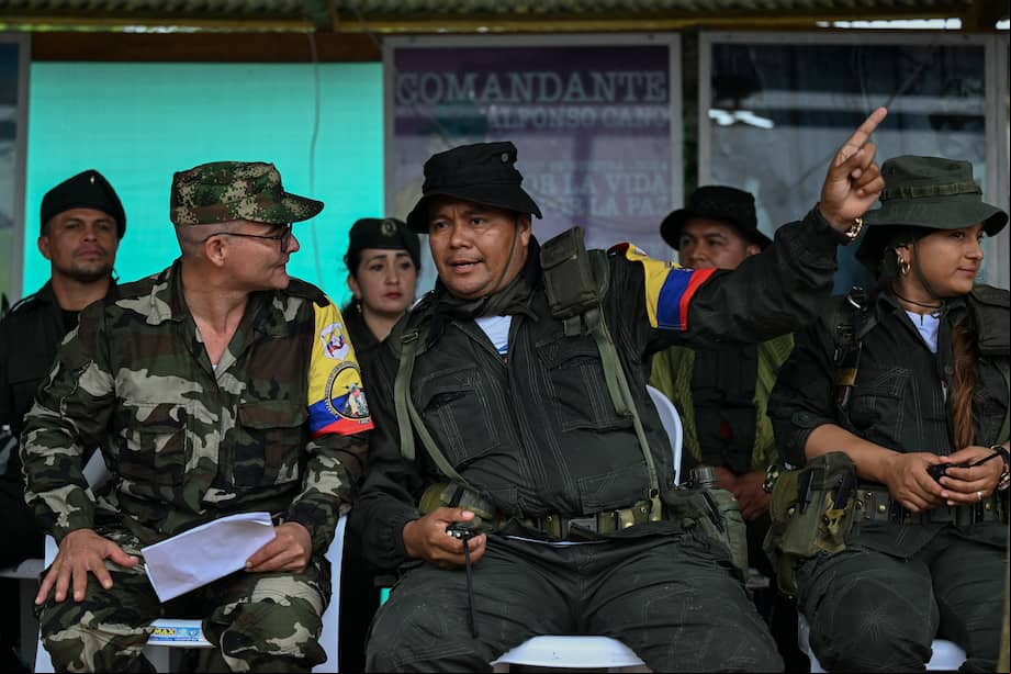 “Mordisco” y “Calarcá” reunidos el 16 de abril de 2023 en el Yarí, antes de su división. / AFP
