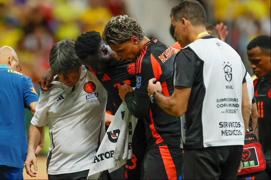 Davinson Sánchez (2i) de Colombia se retira del campo tras un golpe de cabezas el pasado jueves durante un partido de las eliminatorias sudamericanas al Mundial de 2026 entre las selecciones de Brasil y Colombia.