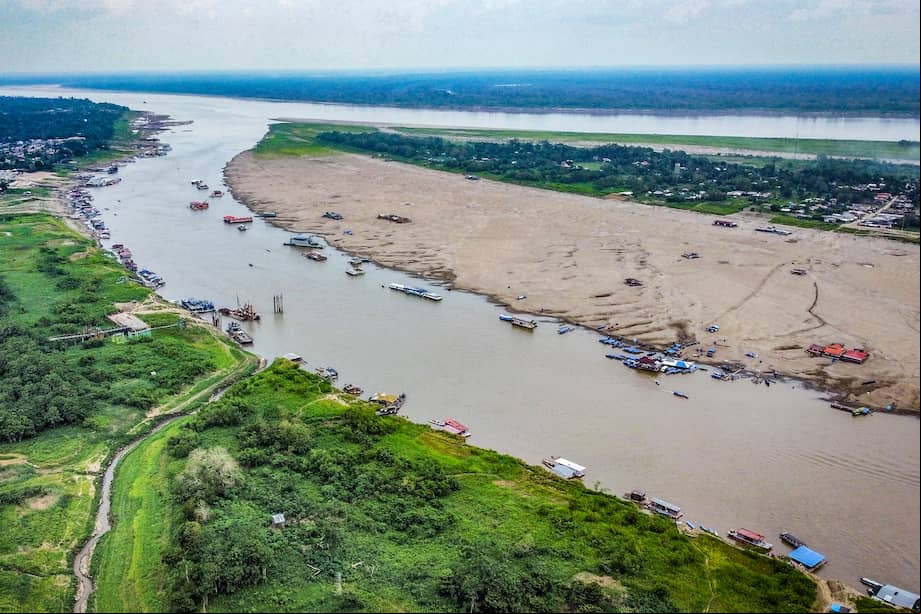 Esta vista aérea muestra el bajo nivel del río Amazonas en la ciudad de Leticia, departamento de Amazonas, el 14 de septiembre de 2024. La sequía es una de las preocupaciones alrededor de este proyecto. /(Foto de Santiago RUIZ / AFP)
