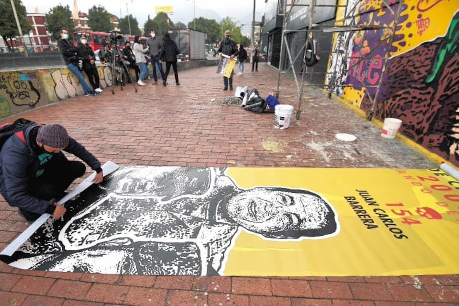Mural llamado ¿Quién dio la orden? que muestra algunos rostros de comandantes del Ejército señalados de ordenar ejecuciones extrajudiciales.