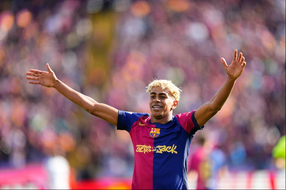 BARCELONA, 11/05/2025.-El delantero del Barcelona Lamine Yamal celebra su victoria sobre el Real Madrid, tras el partido de la jornada 35 de LaLiga EA Sports entre el Barcelona y el Real Madrid, este domingo en el Estadi Olímpic Lluís Companys.-EFE/ Siu Wu