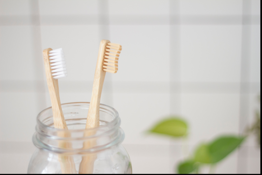 Los científicos analizaron muestras de 96 cabezales de ducha y 34 cepillos de dientes de hogares en Estados Unidos.