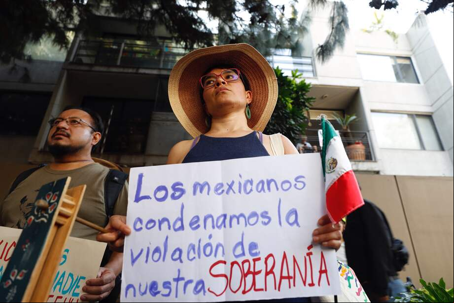 En medio del asombro y la indignación por la irrupción de la Policía ecuatoriana en la Embajada de México en Quito, hubo una protesta en Ciudad de México. El gobierno de Andrés Manuel López Obrador hizo un llamado a la prudencia.