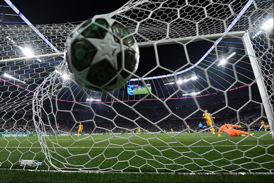 El portero del Inter, Yann Sommer, impotente ante el quinto gol marcado por Senny Mayulu del PSG.