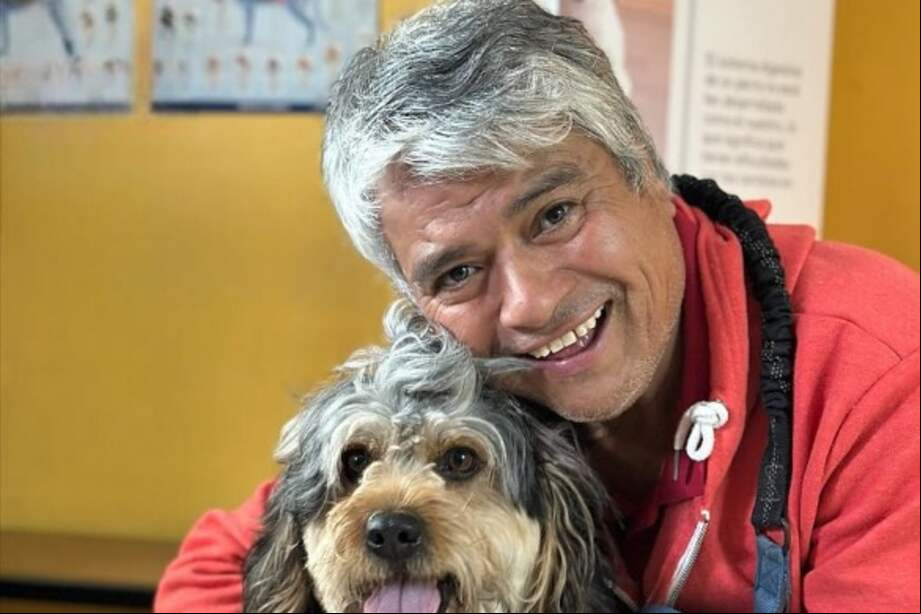 Durante más de un año, Antonio y su perro fueron una dupla querida en las calles de Santiago, compartiendo su rutina con quienes abordaban el bus.