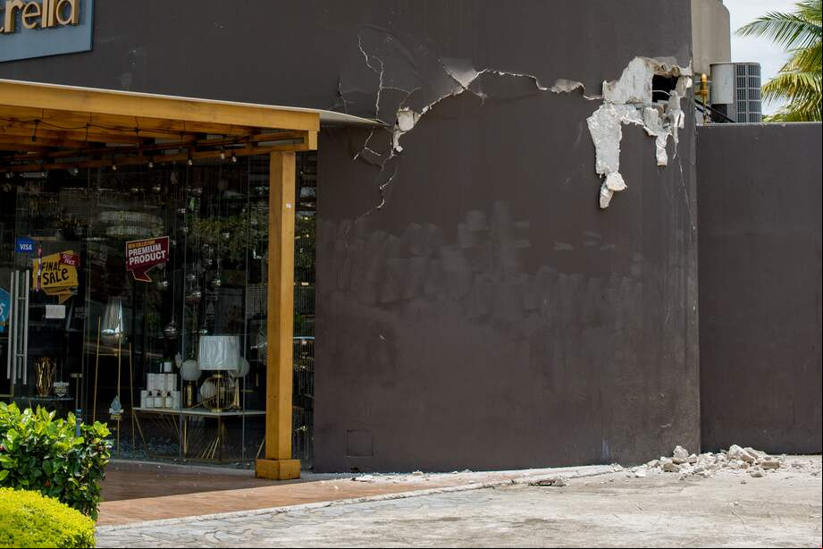 Fotografía de un edificio afectado por un sismo de magnitud 7 en la escala abierta de Richter.
