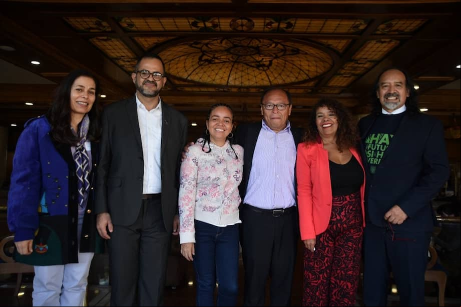 De izd. a der.: Dorys Ardila, Wilson Castañeda, Julia Cogollo, Armando Valbuena, Marina Gallego y Marco Romero. En la fotografía falta la séptima integrante: Angelika Rettberg.