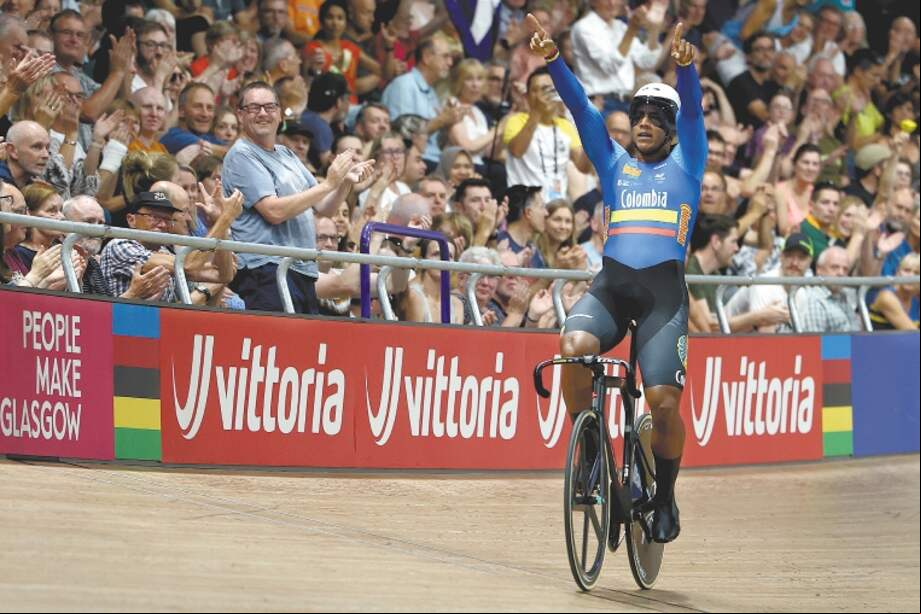 El ciclista colombiano Kevin Santiago Quintero celebra tras consagrarse campeón mundial del keirin, en Glasgow, Escocia.