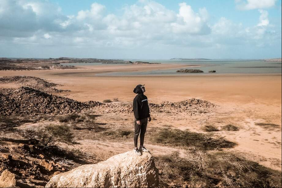 Las Travesías en el Desierto permiten a los viajeros sumergirse en la cultura Wayuu, explorando lugares emblemáticos como el Cabo de la Vela, Punta Gallinas y el Parque Nacional La Macuira.