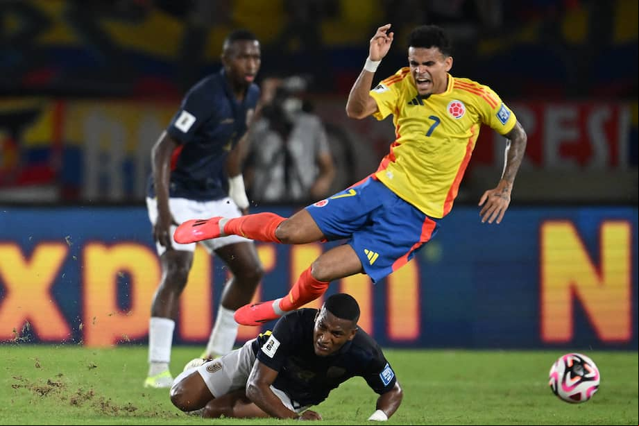 El delantero colombiano #07 Luis Díaz cae sobre el mediocampista ecuatoriano #08 Carlos Gruezo durante el partido de fútbol de las eliminatorias sudamericanas de la Copa Mundial de la FIFA 2026 entre Colombia y Ecuador en el estadio Metropolitano Roberto Meléndez en Barranquilla, Colombia, el 19 de noviembre de 2024.