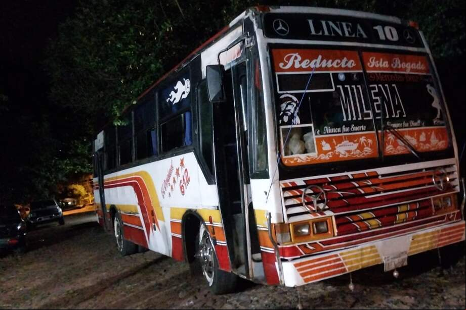 Un bus con hinchas de Olimpia fue atacado por presuntos seguidores de Cerro Porteño, en Paraguay.