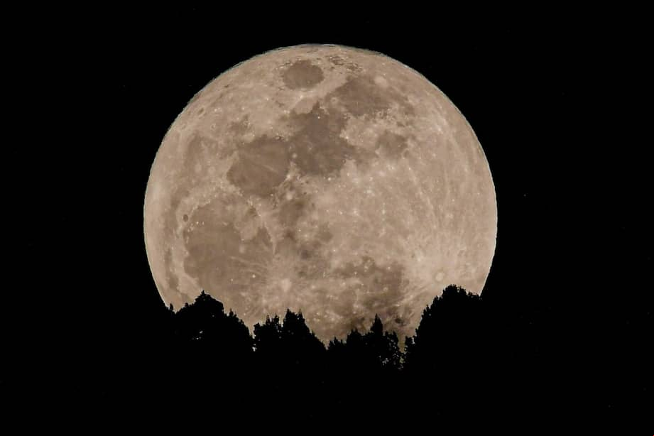 Así se ve la superluna de fresa hoy en Bogotá, este fenómeno hace que el satélite se pueda apreciar hasta un 14% más grande y hasta un 30% más brillante de lo habitual.