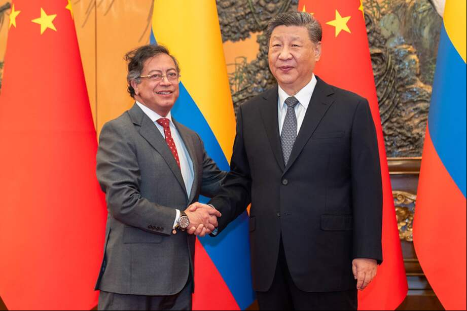El presidente Gustavo Petro con su homólogo chino, Xi Jinping.