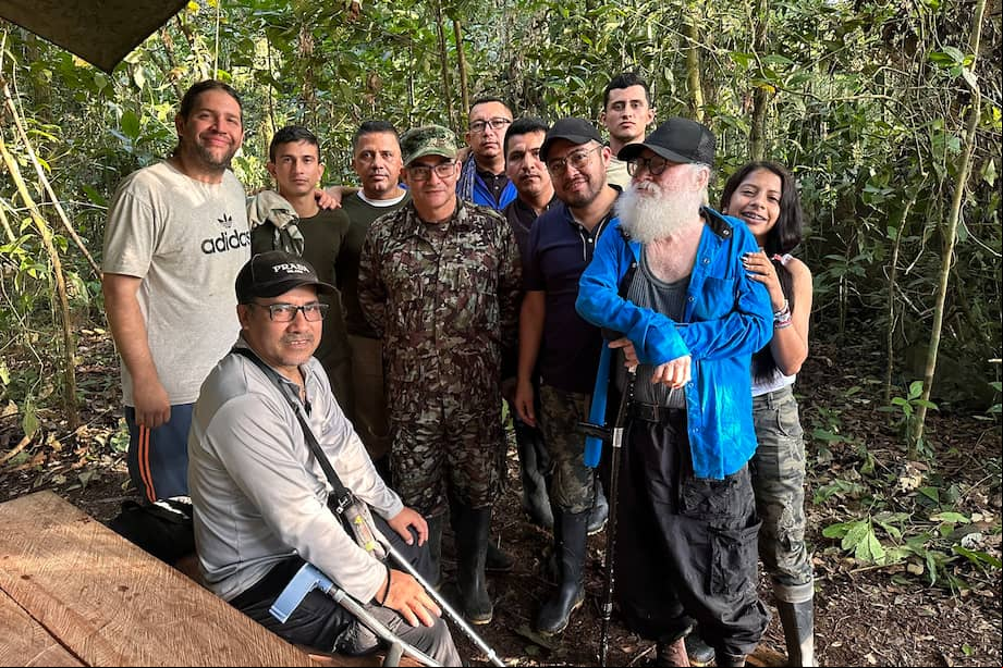 Leopoldo Durán (de chaqueta azul) reunido con del Estado Mayor Central durante el proceso de consultas de esa disidencia de las antiguas FARC.