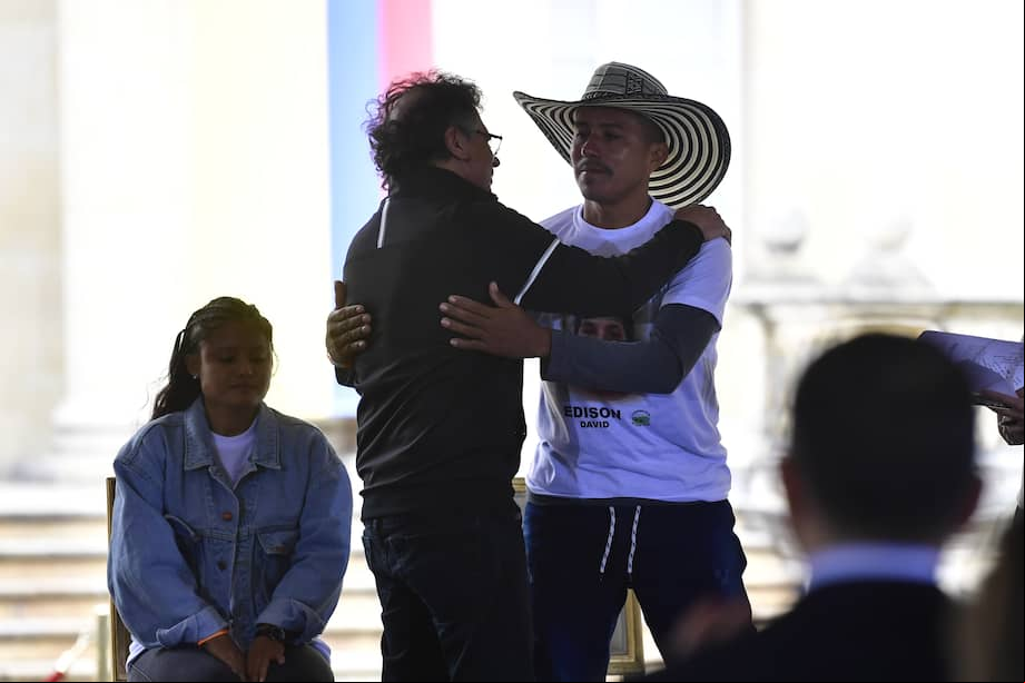 Presidente Gustavo Petro se abraza con Germán Graciano, representante legal de la Comunidad de Paz de San José de Apartadó.