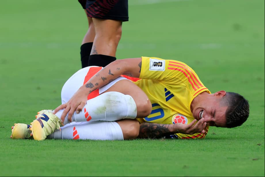 James Rodríguez de Colombia se lamenta este viernes, en un partido por las eliminatorias sudamericanas para el Mundial 2026 entre las selecciones de Colombia y Perú en el estadio Metropolitano en Barranquilla (Colombia).