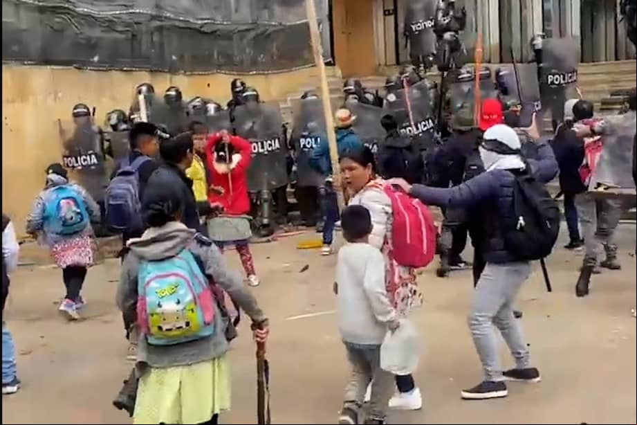 Este miércoles 19 de octubre los indígenas Embera protagonizaron una protesta, que terminó en disturbios, en inmediaciones del edificio de Avianca, en el Centro de Bogotá.