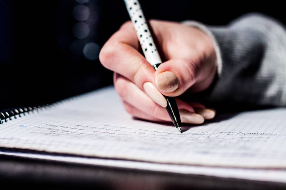 Quería escribir un libro que saliera solamente de mi imaginación, con el que no me haría falta investigar, ni conversar, ni leer otros libros o tener referentes.